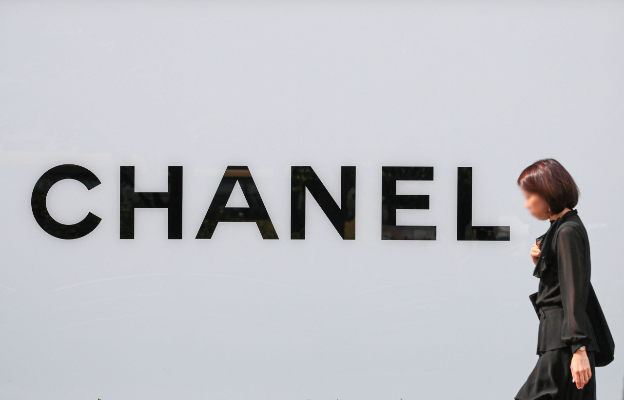 A passerby walks in front of a Chanel outlet in Seoul, May 24. (Newsis)