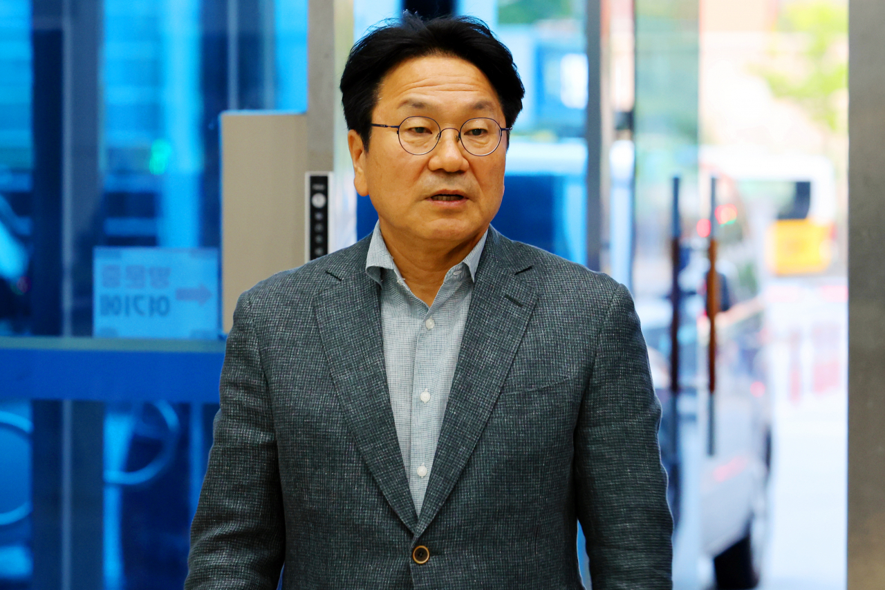 7일 오후 광주 서부경찰서에서 강기정 광주시장이 경찰 조사를 받기 위해 이동하고 있다. 강 시장은 지난 5월 17일 국립 5·18 민주묘지에서 자신을 비난하는 5·18 공법 두 단체(부상자회·공로자회)의 현수막을 강제 철거한 혐의(재물손괴)로 피소됐다.[연합]