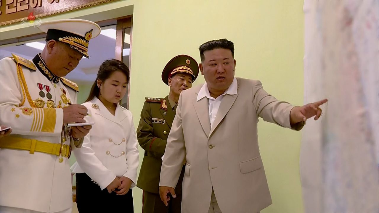 김정은 북한 국무위원장이 딸 주애와 함께 지난 27일 북한 해군절(8.28)을 맞아 해군사령부를 방문해 장병들을 축하 격려했다고 조선중앙TV가 29일 보도했다. 사진은 김 위원장이 해군사령부 작전지휘소를 방문한 모습으로 모자이크 처리된 한반도 지도를 손으로 가리키고 있다. [연합]