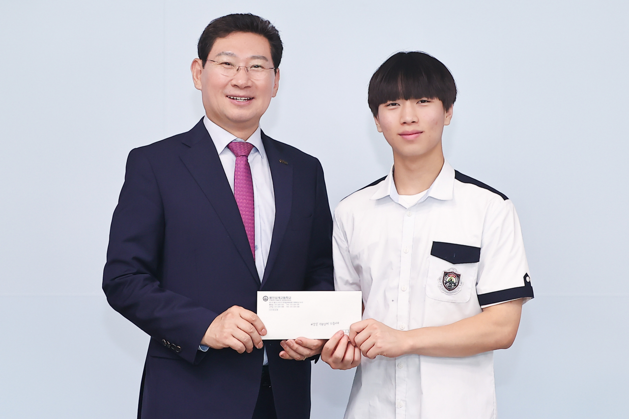 이상일 용인특례시장(왼쪽)이 지난 7일 시장실을 방문한 처인구 삼계고등학교 학생회장인 이찬희 군으로부터 삼계고 통학버스 문제를 해결해준 데 대해 감사 편지를 받았다.[용인시 제공]