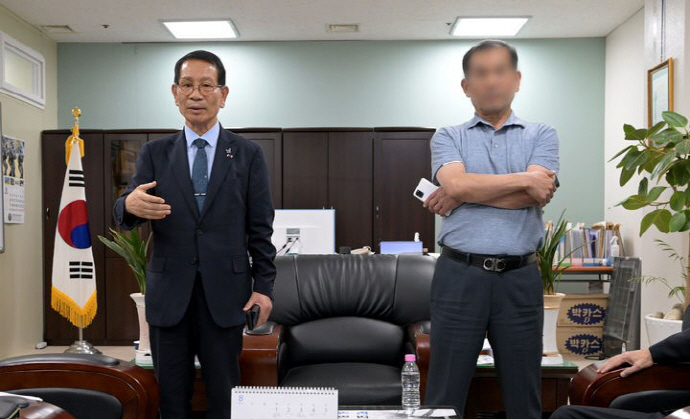 7일 광주 서구 5·18민주화운동부상자회 사무실에서 보조금 횡령 의혹을 받는 부상자회 전 간부 A씨(사진 오른쪽)와 황일봉 부상자회장이 서로의 입장을 밝히고 있다.[뉴시스]