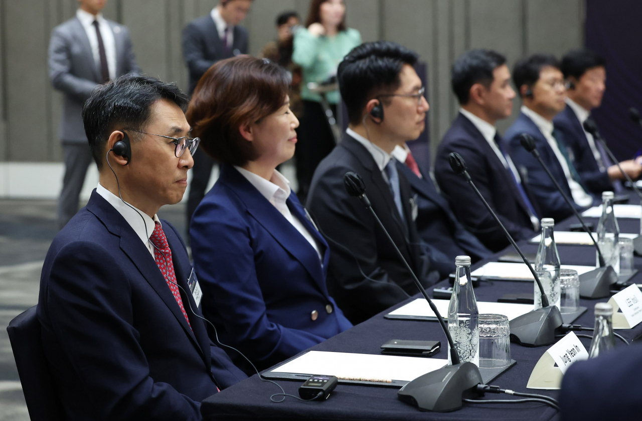 정연인(왼쪽 첫번째) 두산에너빌리티 사장 등이 7일(현지시간) 인도네시아 자카르타 한 호텔에서 열린 한·인도네시아 비즈니스 라운드 테이블에 참석하고 있다. [연합]