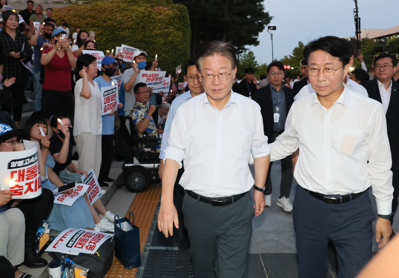 이재명 더불어민주당 대표가 7일 국회 본청 앞 계단에서 열린 제5차 윤석열 정권 폭정 저지·민주주의 회복 촛불 문화제에 참가하고 있다. [연합]
