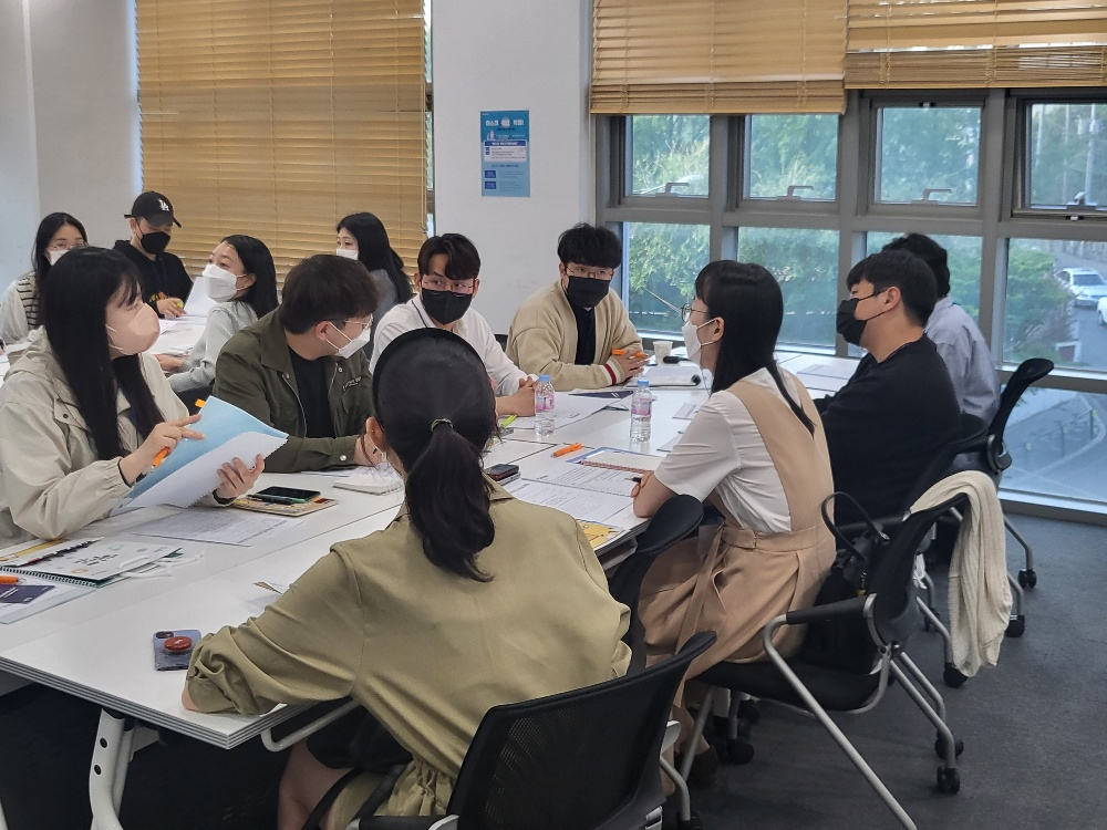 서울 동작구는 공무원 멘토와 대학생들이 팀을 이뤄 구정 발전방향을 함께 연구하는 ‘동작 대학생 행정인턴십’ 사업을 서울 자치구 최초로 실시한다고 8일 밝혔다. 사진은 동작구 청년 네트워크 발대식 장면. [동작구 제공]
