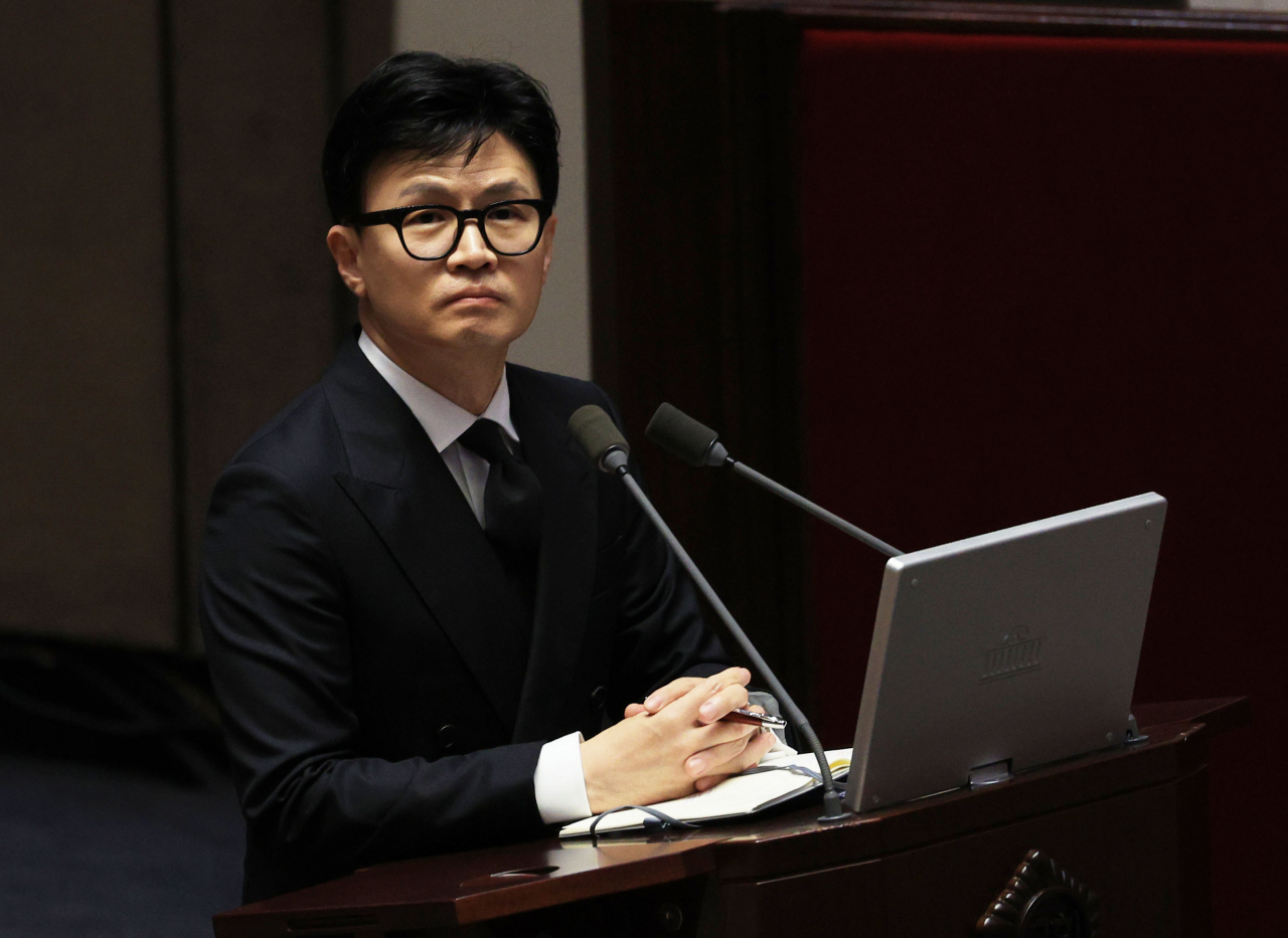 한동훈 법무부 장관이 5일 서울 여의도 국회에서 정치 분야에 관한 대정부질문에서 국민의힘 권성동 의원의 질의를 듣고 생각에 잠겨있다. [연합]