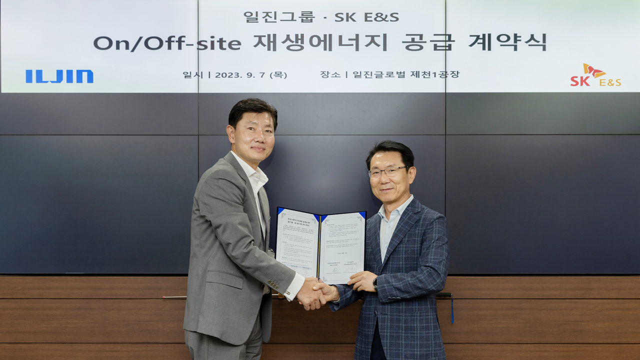 서건기(왼쪽) SK E&S 부사장, 송영수 일진글로벌·베어링아트 대표가 체결식 이후 기념사진을 촬영하고 있다. [SK E&S 제공]