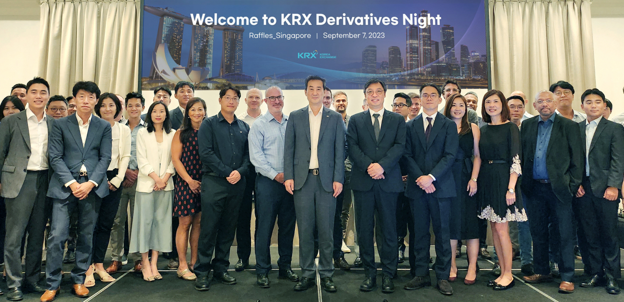 한국거래소가 지난 7일 싱가포르 현지에서 ‘KRX Derivatives Night(아태지역 투자자간담회)’ 행사를 개최해 글로벌 기관투자자를 대상으로 국내 파생상품시장을 홍보했다. [한국거래소]