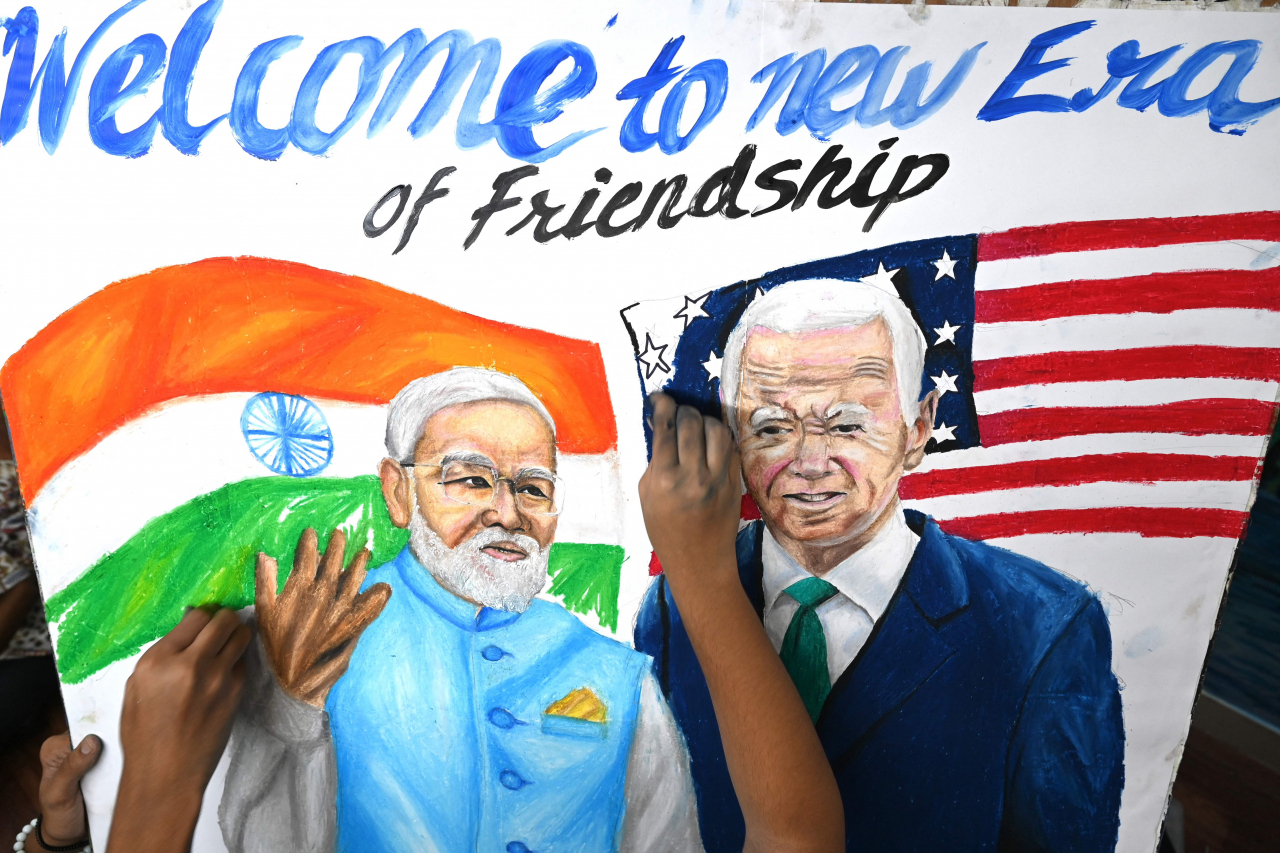 인도 뉴델리에서 열리는 주요20개국(G20) 정상회의를 앞두고 뭄바이의 학생들이 나렌드라 모디 인도 총리와 조 바이든 미국 대통령 그림을 그리고 있다. [AFP]