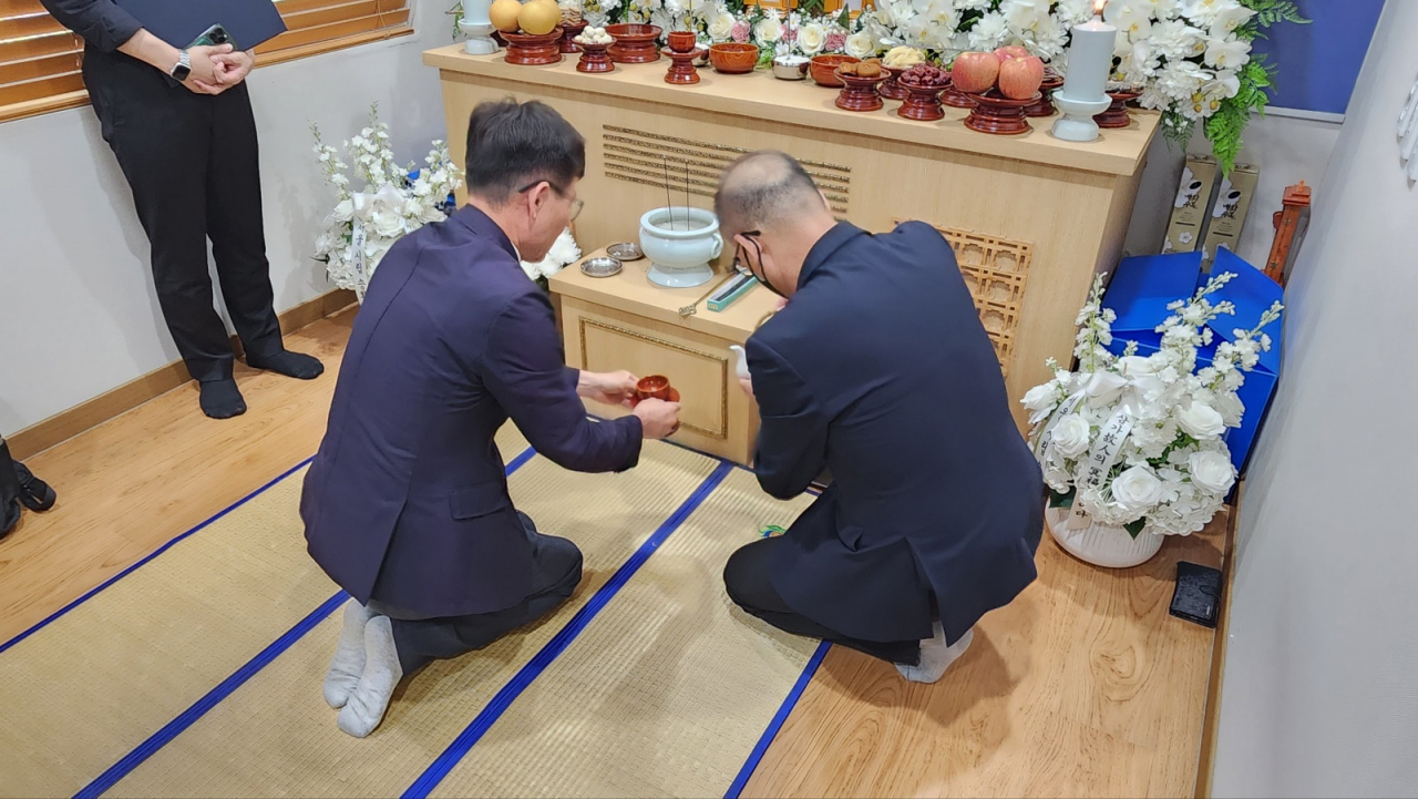 지난 6일 무연고 사망자 장례 지원 비영리단체 ‘나눔과 나눔’과 서울시 의전 위탁업체 ‘해피엔딩’ 관계자 등이 무연고 사망자의 장례를 치르고 있다. 안효정 기자.