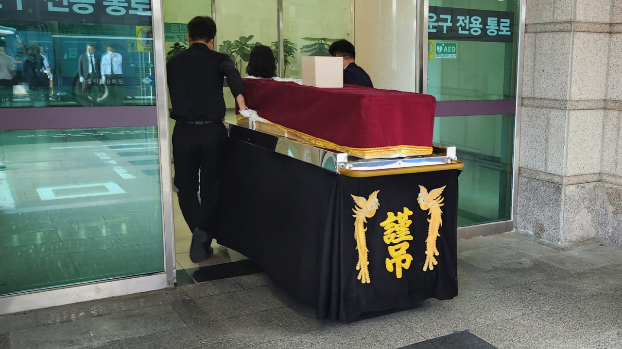 지난 6일 무연고 사망자 장례 지원 비영리단체 ‘나눔과 나눔’과 서울시 의전 위탁업체 ‘해피엔딩’ 관계자 등이 무연고 사망자의 장례를 치르고 있다. 안효정 기자.