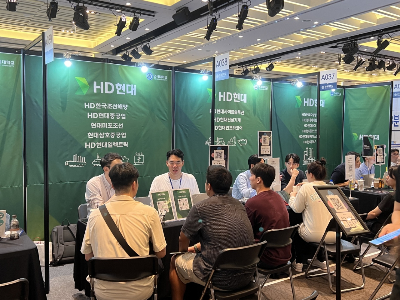 지난 6일 서울 서대문구 연세대 백양누리에서 진행된 HD현대 캠퍼스 리쿠르팅에서 참가자들이 채용상담을 받고 있다. [HD현대 제공]