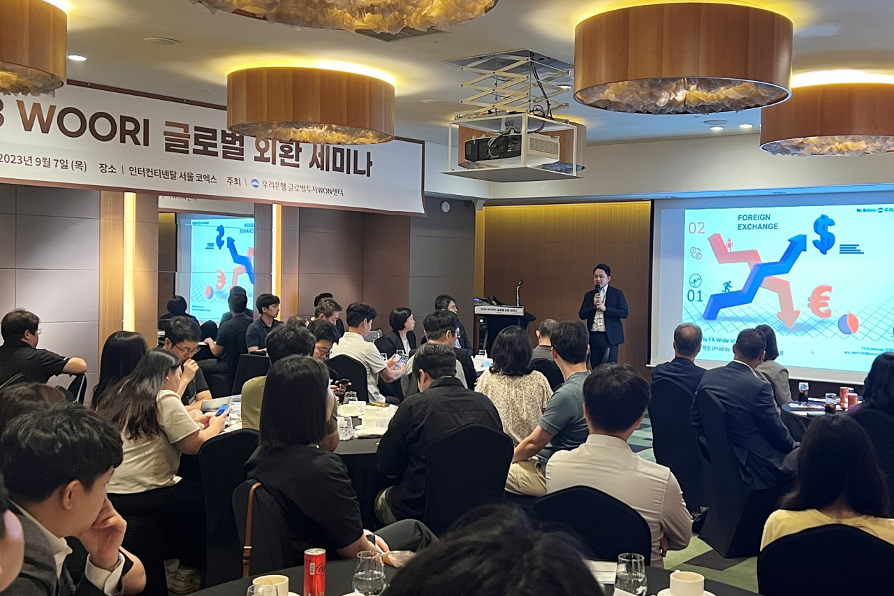 우리은행 관계자가 해외투자 기업들에 외환 세미나를 진행하고 있다.[우리은행 제공]