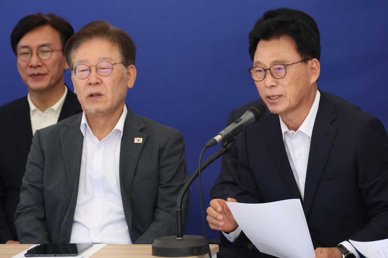 박광온 더불어민주당 원내대표가 8일 국회 천막농성장에서 열린 최고위원회의에서 발언하고 있다. 왼쪽은 이재명 대표. [연합]