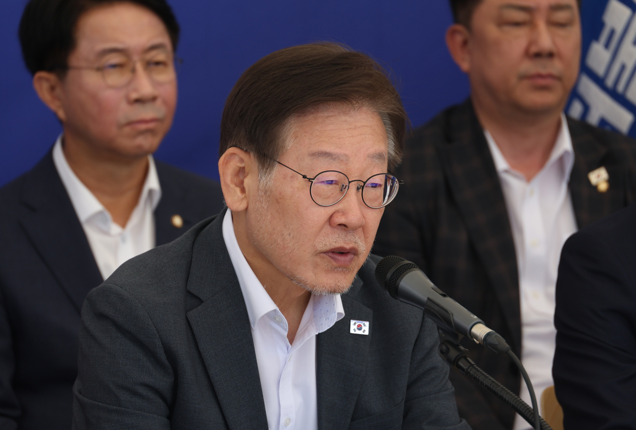 이재명 더불어민주당 대표가 8일 국회 천막농성장에서 열린 최고위원회의에서 발언을 하고 있다. [연합]