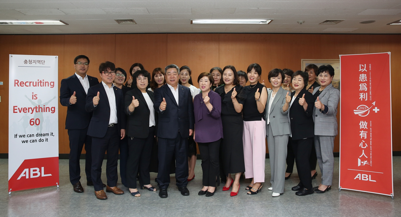 시예저치앙 ABL생명 사장(가운데)이 7일 격려차 찾은 충청지역단의 팀매니저들과 함께 힘찬 구호를 외치고 있다. [ABL생명 제공]