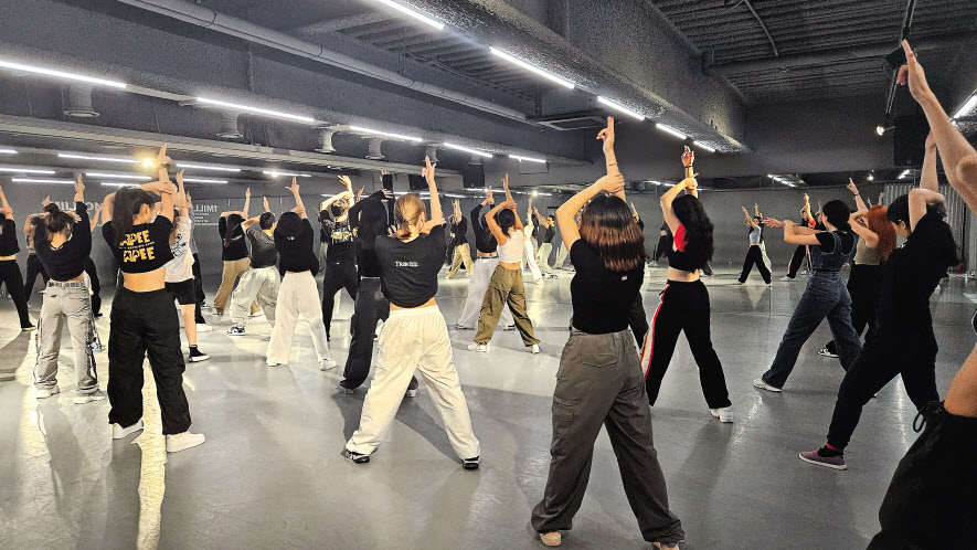 외국인 관광객들이 외국인을 위한 K-팝 댄스스튜디오를 방문해 걸그룹 안무를 배우고 있다. 박지영 기자