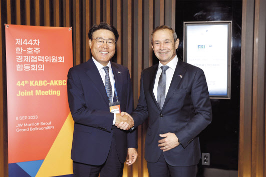 최정우 한-호주 경제협력위원장이 8일 서울 JW매리어트에서 열린 ‘제44차 한-호주 경제협력위원회’연례회의에서 특별초청으로 참석한 로저 쿡 서호주 주(州)총리와 만나 환담하고 있다. [포스코홀딩스 제공]