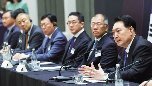 인도네시아를 방문 중인 윤석열 대통령이 7일(현지시간) 자카르타 한 호텔에서 열린 한·인도네시아 비즈니스 라운드 테이블에서 축사를 하고 있다. 오른쪽 두번째부터 정의선 현대차 그룹 회장, 구광모 LG 회장, 신동빈 롯데그룹 회장, 구자은 LS그룹 회장, 안덕근 산업통상자원부 통상교섭본부장, 노태문 삼성전자 MX사업부장 사장. [연합]