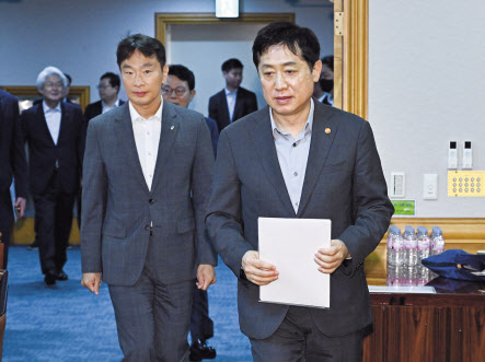 김주현(오른쪽) 금융위원장과 이복현 금감원장 임세준 기자