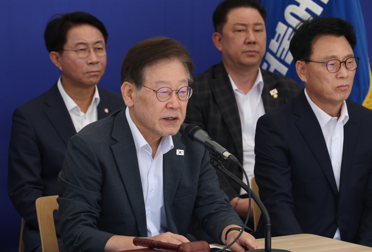 이재명 더불어민주당 대표가 8일 국회 천막농성장에서 열린 최고위원회의에서 발언을 하고 있다. [연합]