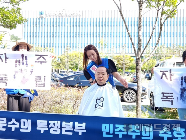 김문수 이재명대표 특보가 8일 오전 광주지방검찰청 순천지청 앞에서 삭발 투쟁을 벌이고 있다. /박대성 기자.