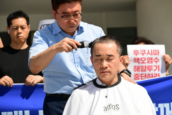 김성환 전 광주환경공단 이사장이 7일 삭발식을 결행하며 윤석열 정권 폭주를 비판하고 있다.