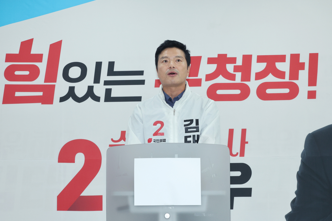 문재인 정부 감찰 무마 의혹 폭로로 유죄 판결이 확정돼 구청장직을 상실했다가 광복절 특별사면을 받은 김태우 전 강서구청장이 28일 오후 서울 강서구의 한 빌딩에서 열린 자신의 강서구청장 보궐선거사무소 개소식에서 발언하고 있다. [연합]