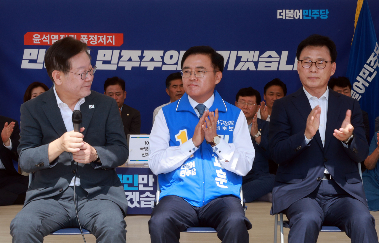 이재명 더불어민주당 대표(왼쪽)가 6일 오전 서울 국회 앞 단식투쟁천막에서 열린 강서구청장 보궐선거 후보자 공천장 수여식에서 진교훈 후보에게 이야기를 하고 있다. 오른쪽은 박광온 원내대표. [연합]