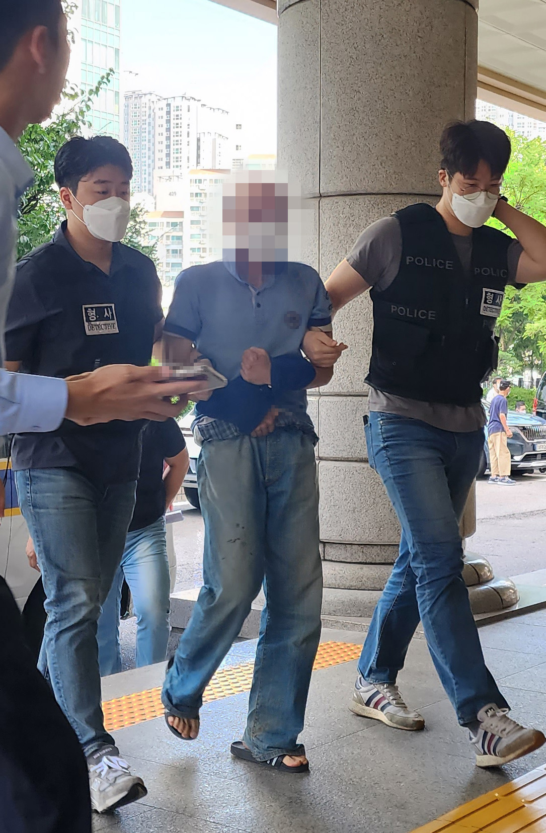 지하철 2호선에서 소형 공구를 손에 쥐고 승객들을 폭행한 혐의를 받는 50대 남성이 지난달 21일 서울 마포구 서부지방법원에서 열린 영장실질심사에 출석하고 있다. [연합뉴스]
