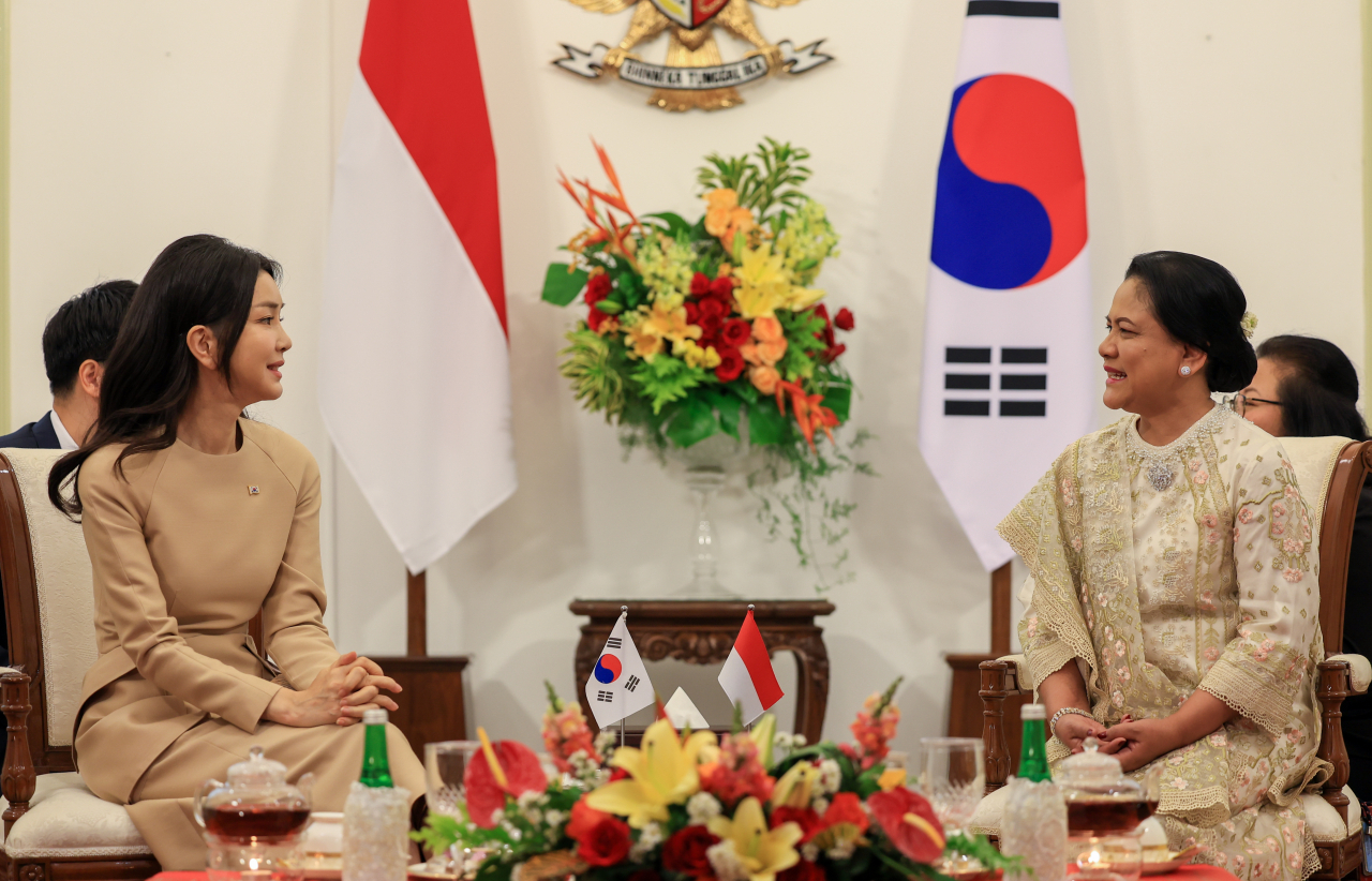 김건희 여사가 8일(현지시간) 자카르타 대통령궁에서 조코 위도도 인도네시아 대통령의 부인 이리아나 여사와 환담을 나누고 있다. [연합]