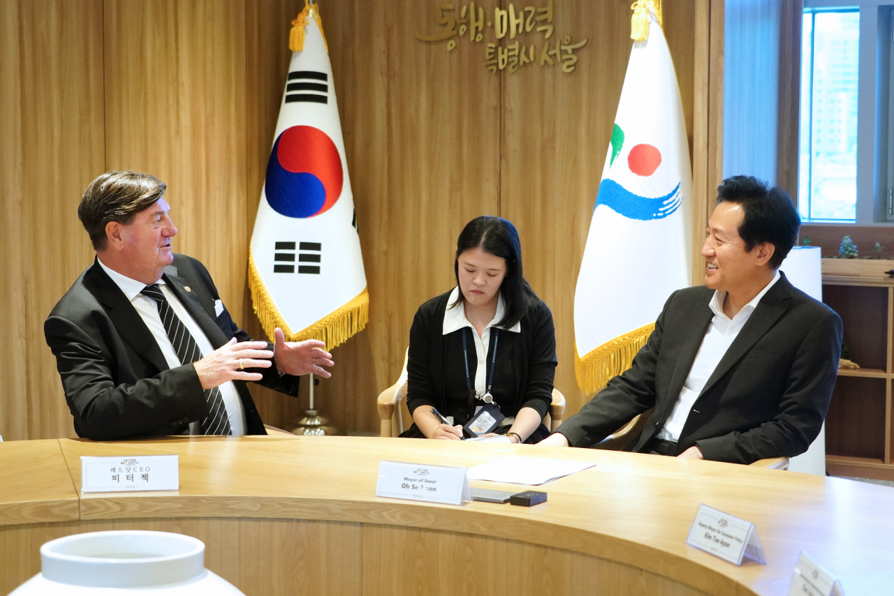 오세훈 서울시장이 8일 세계 3대 디자인 어워드로 손꼽히는 레드 닷의 피터 젝(Peter Zec) 회장을 만나 ‘디자인 도시 서울’의 발전방향을 논의하고 있다. [서울시 제공]