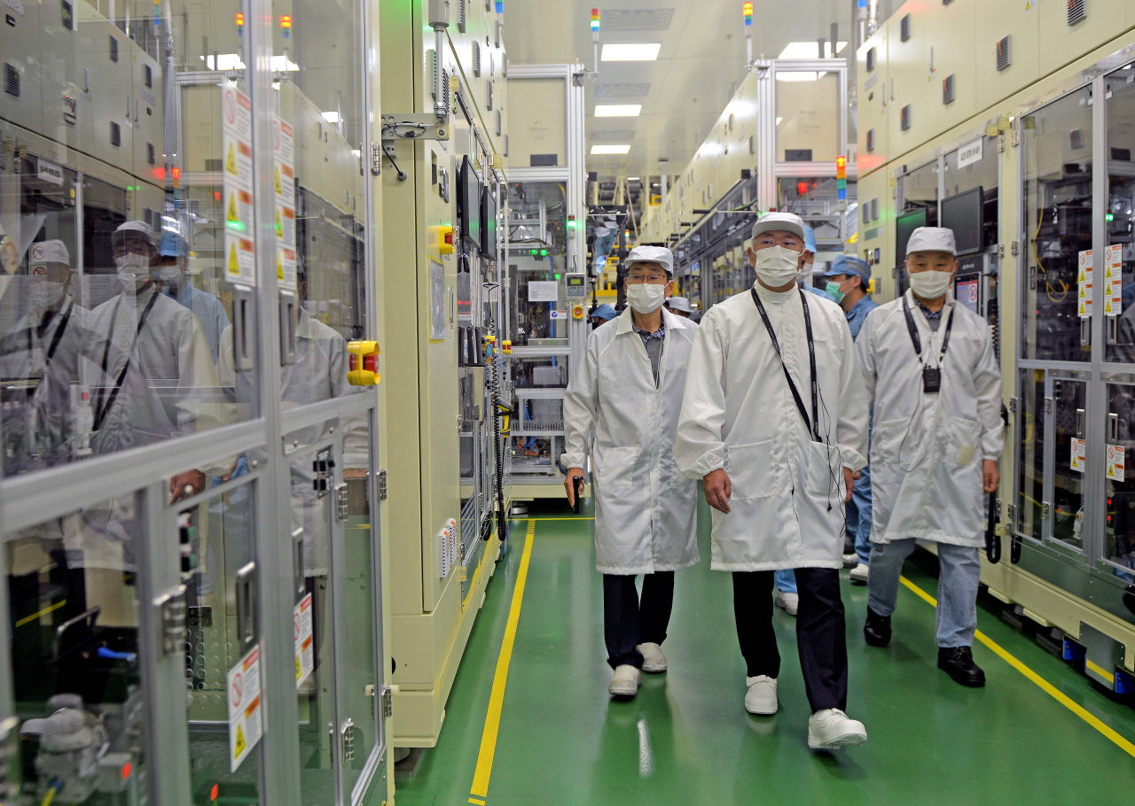 Hyundai Motor Group Executive Chair Chung Euisun (center) looks around Hyundai LG Indonesia Green Power, a joint battery cell plant with LG Energy Solution, in Kawarang New Industry City, Indonesia, Thursday. (Hyundai Motor Group)