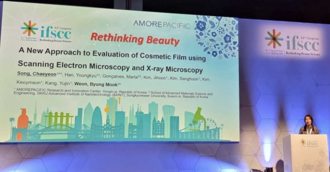 아모레퍼시픽 R&I 센터의 송채연 연구원이 ‘2023 세계화장품학회’에 참석, 발표하고 있다. [아모레퍼시픽 제공]