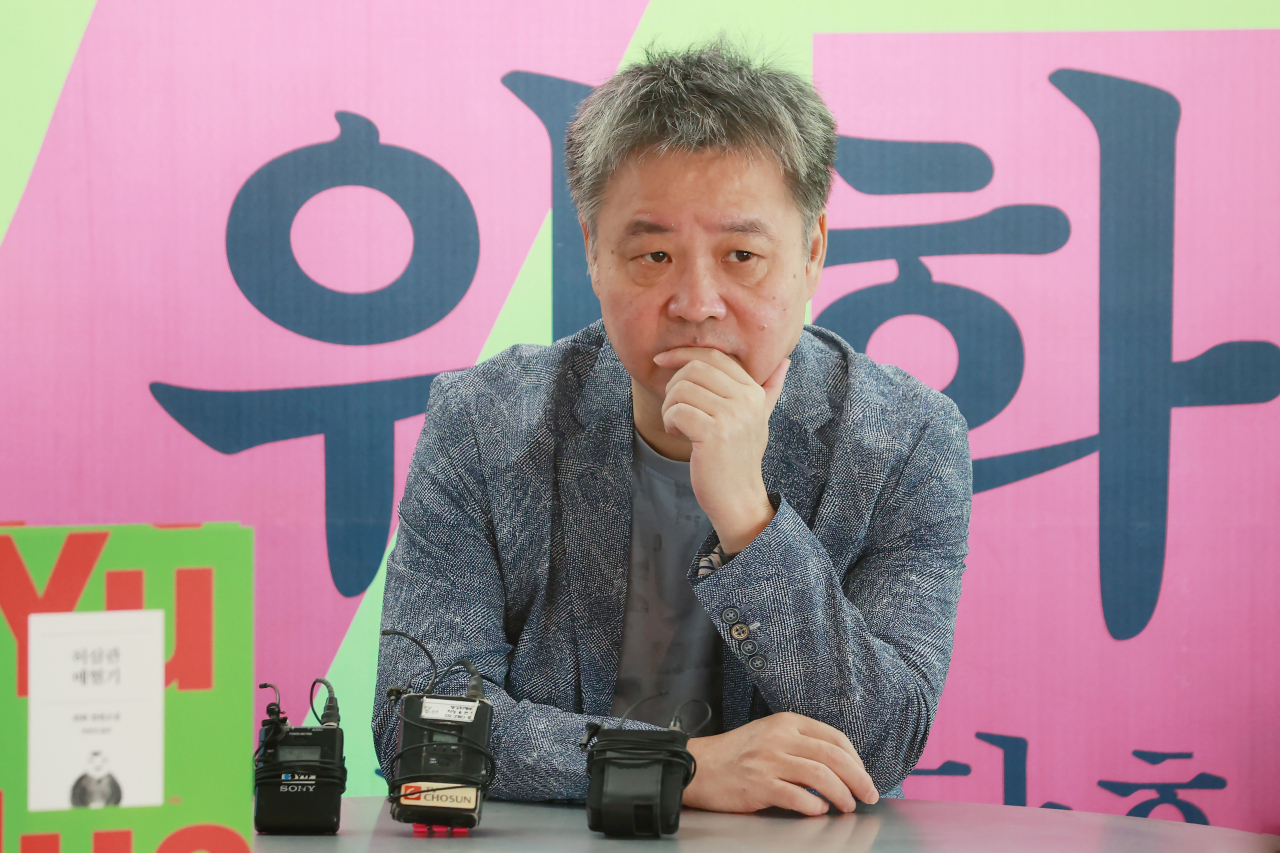 중국 현대문학의 거장 위화가 8일 서울 종로구 베스티스컴퍼니에서 '등단 40주년 기념 기자간담회'를 열었다. [연합]