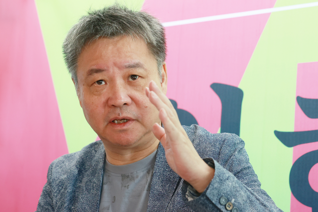 중국 현대문학의 거장 위화가 8일 서울 종로구 베스티스컴퍼니에서 '등단 40주년 기념 기자간담회'를 열었다. [연합]