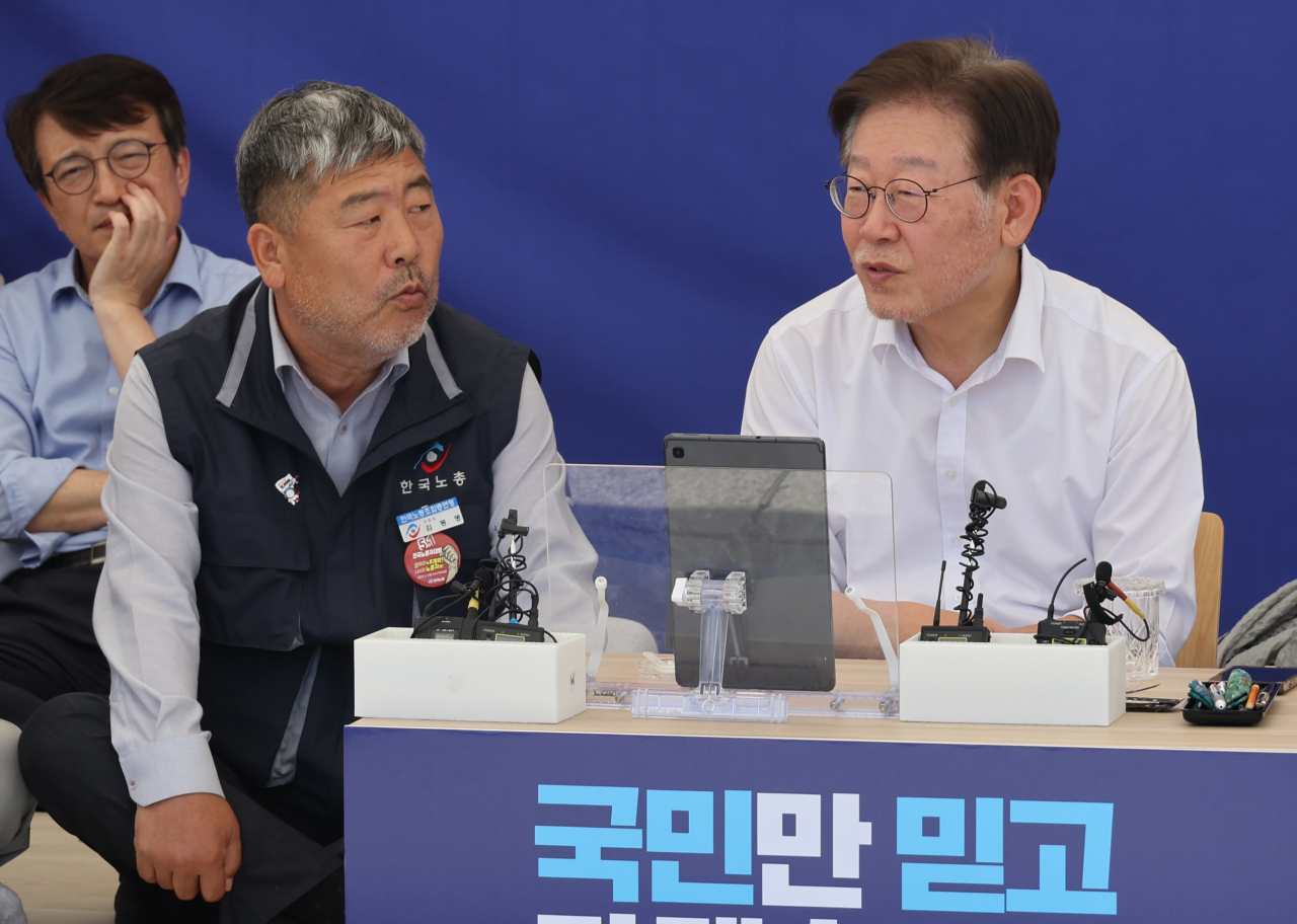 이재명 더불어민주당 대표가 8일 국회 단식 농성 천막에서 한국노총 김동명 위원장을 만나고 있다. [연합]