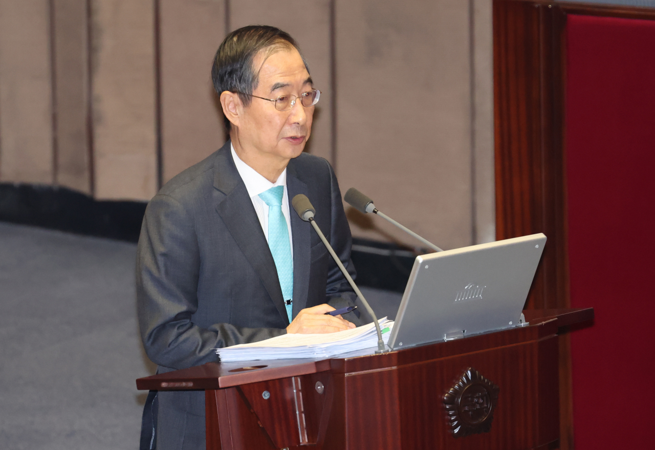 8일 국회에서 열린 본회의 대정부질문에서 한덕수 국무총리가 안민석 더불어민주당 의원의 질의에 답하고 있다. [연합]
