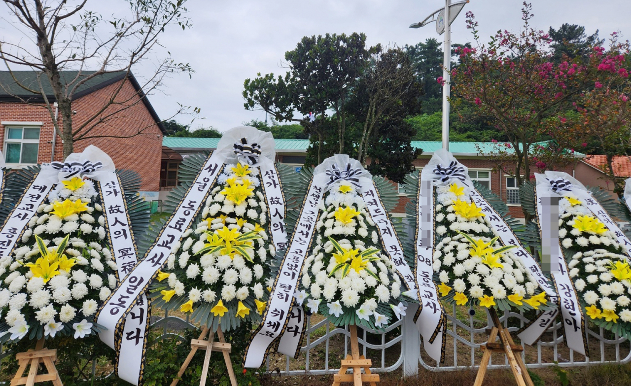2일 전북 군산시 한 초등학교 앞에 근조화환이 놓여 있다. 이 학교에 재직 중이던 A 교사는 전날 동백대교 아래 해상에서 숨진 채 발견됐으며 해경은 그가 극단적 선택을 한 것으로 추정했다.[연합]