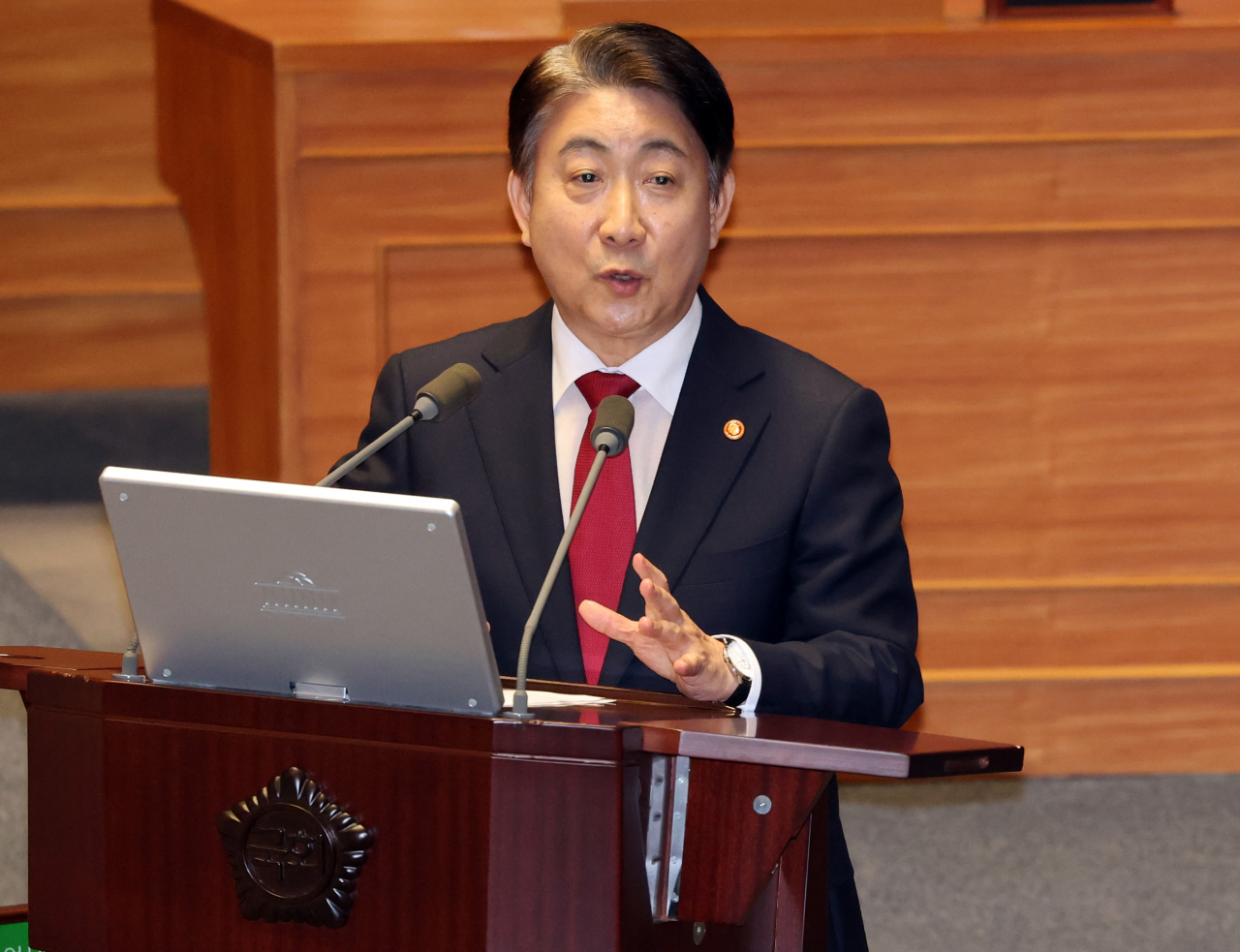 이동관 방송통신위원장이 8일 국회 본회의 대정부질문에 답변하고 있다. [연합]