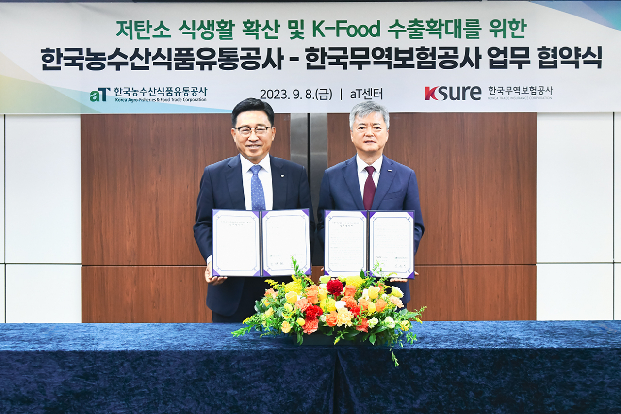 이인호 한국무역보험공사 사장이 8일 서울 서초구 양재동 한국농수산식품유통공사(aT)센터에서 aT와 '저탄소 식생활 확산 및 K-푸드 수출 확대'를 위한 업무협약을 체결한 후 기념촬영을 하고 있다. [한국무역보험공사 제공]