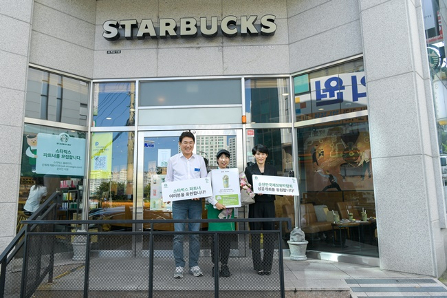 노관규 순천시장이 8일 스타벅스 순천 조례점을 찾아 점장 일행과 함께 기념촬영하고 있다. [순천시 제공]
