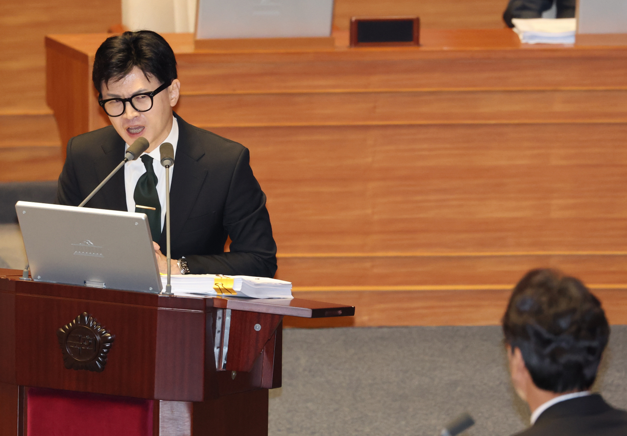 한동훈 법무부 장관이 8일 국회 본회의에서 안민석 의원의 대정부 질문에 답하고 있다. [연합]