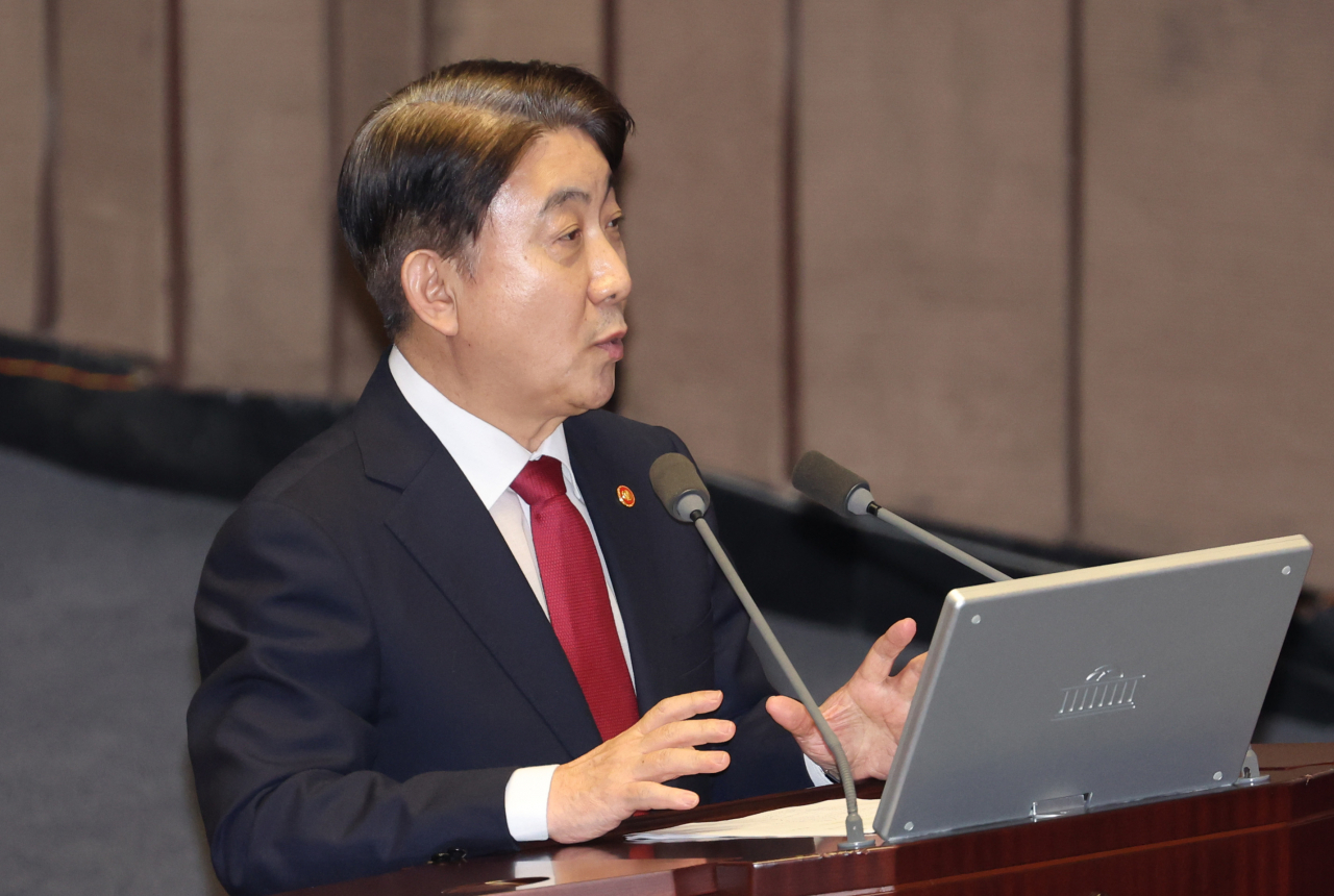 8일 국회에서 열린 본회의 대정부질문에서 이동관 방송통신위원장이 국민의힘 배현진 의원의 질의에 답하고 있다. [연합]