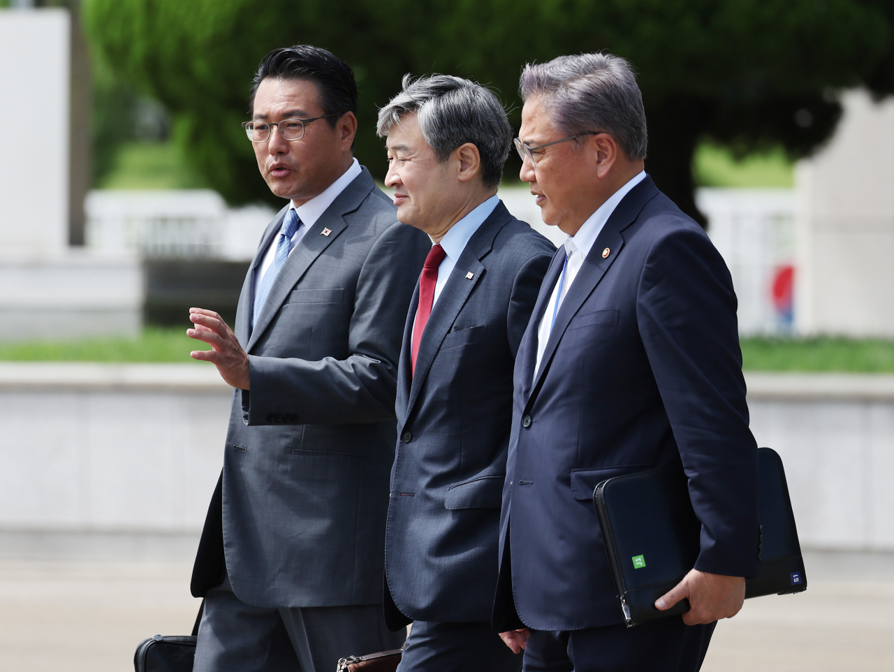 윤석열 대통령과 아세안(ASEAN·동남아시아국가연합) 관련 정상회의와 주요 20개국(G20) 정상회의에 참석하는 박진 외교부 장관, 조태용 국가안보실장, 김태효 국가안보실 1차장이 출국을 위해 5일 성남 서울공항에서 공군 1호기로 향하고 있다. [연합]