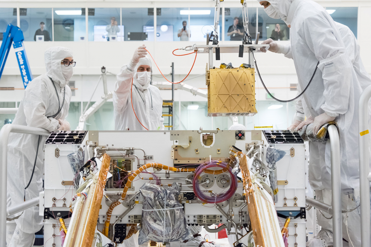 미국 항공우주국(NASA) 연구진이 2019년 화성 탐사선 '퍼서비어런스'에 산소 현장자원 활용 실험(MOXIE) 장비를 장착하는 모습. [NASA 웹사이트 자료]