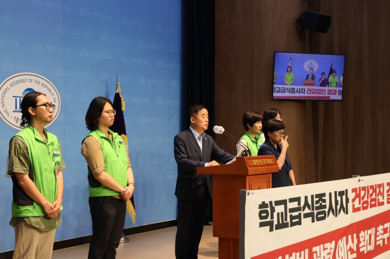 강득구 더불어민주당 의원이 지난 8일 국회에서 민주노총 공공운수노조 전국교육공무직본부와 함께 ‘기존 미발표 지역의 학교 급식종사자 건강검진 결과 공개 및 현재 조리환경 개선사업의 문제점 개선 촉구’ 기자회견을 열고 있다. [사진=강득구 더불어민주당 의원]
