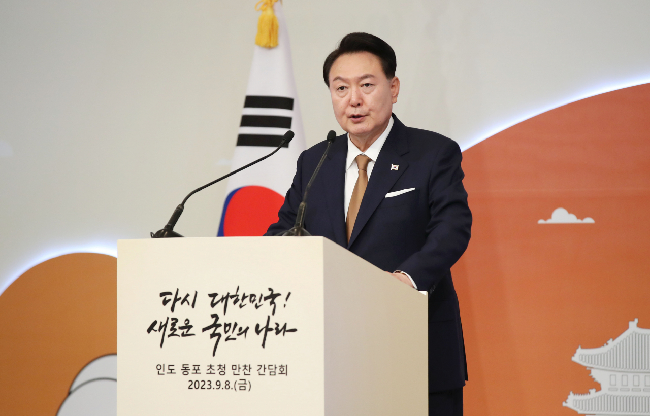 윤석열 대통령이 지난 8일(현지시간) 뉴델리 한 호텔에서 열린 인도 동포 초청 만찬 간담회에서 격려사를 하고 있다. [연합]