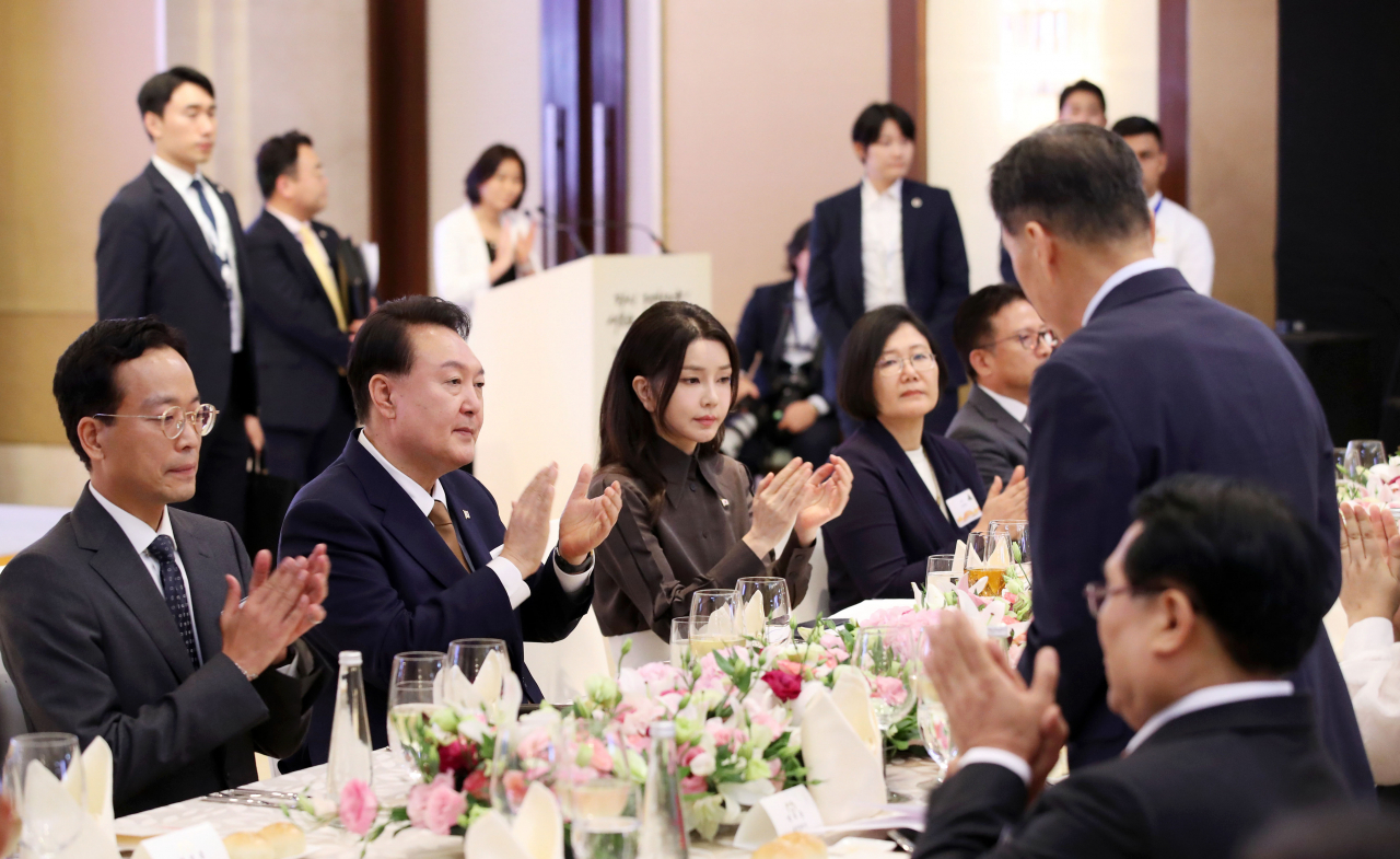 윤석열 대통령과 김건희 여사가 8일(현지시간) 뉴델리 한 호텔에서 열린 인도 동포 초청 만찬 간담회에서 박의돈 재인도한인회총연합회장의 동포 사회 소개에 박수치고 있다. [연합]
