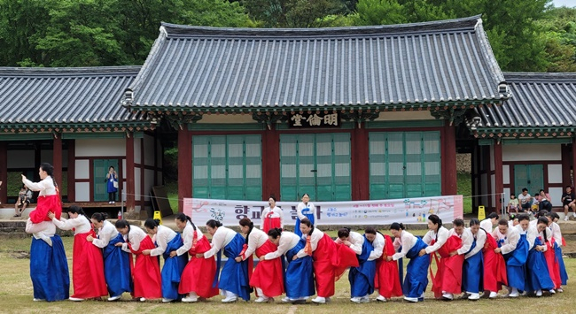 나주향교 명륜당 앞에서 관광객들이 전래놀이 체험을 하며 즐거워하고 있다. [나주시 제공]
