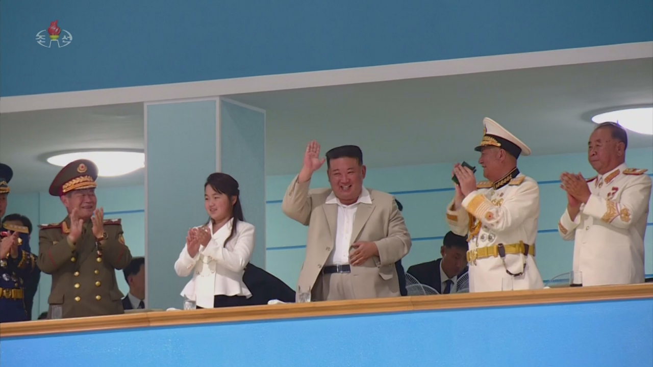 김정은 북한 국무위원장이 딸 주애와 함께 정권수립(9·9절) 75주년을 맞아 열린 열린 '민방위 무력 열병식'에 참석한 것으로 알려졌다. 사진은 지난달 27일 김 위원장과 딸 주애가 북한 해군절(8.28)을 맞아 해군사령부를 방문해 장병들을 축하 격려하는 모습 [연합]